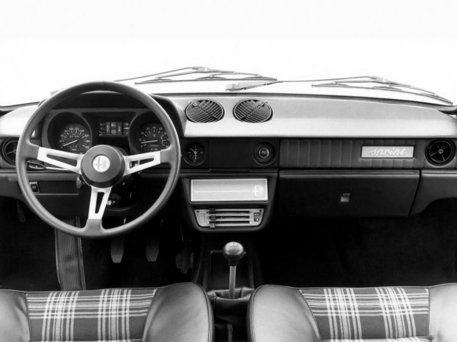 Торпедо Alfa Romeo Alfasud Sprint (902) 1976 года  (фото 16 из 25)